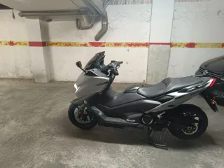 Yamaha TMAX 560 Maxi Scooter Automática