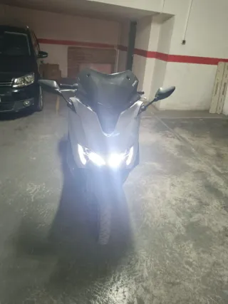Yamaha TMAX 560 Maxi Scooter Automática