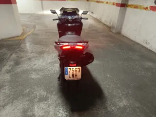 Yamaha TMAX 560 Maxi Scooter Automática