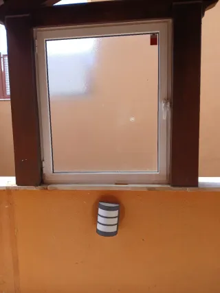 Ventana abatible en perfecto estado