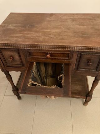 Costurero de madera antiguo