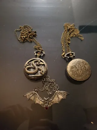 Reloj de bolsillo dorado con cadena