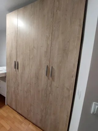 Armario de madera color beige y marrón