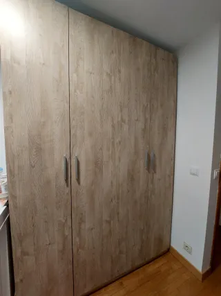 Armario de madera color beige y marrón