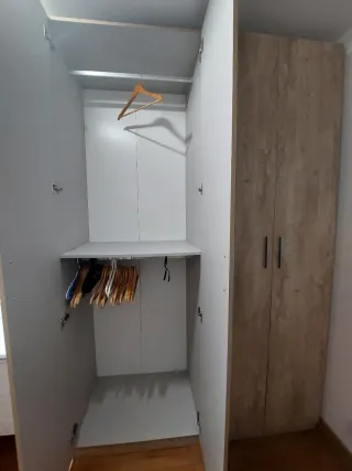 Armario de madera color beige y marrón