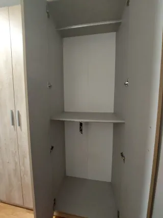 Armario de madera color beige y marrón