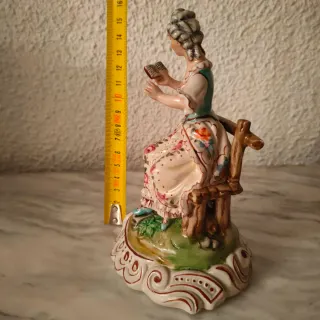 Figura porcelana mujer leyendo