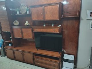 Mueble de salón de madera, estanterías y cajones