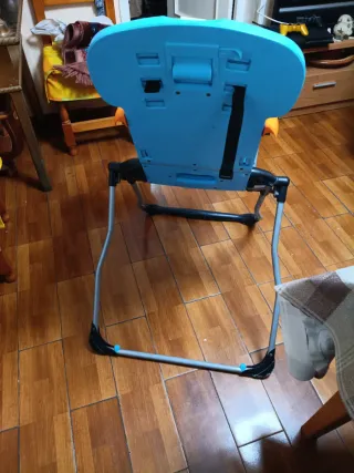 Trona de bebé naranja y verde