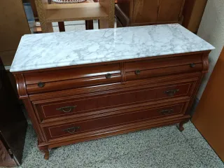 Cómoda de madera con tapa de mármol