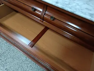 Cómoda de madera con tapa de mármol