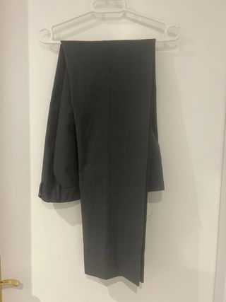 Traje gris de chaqueta y pantalón