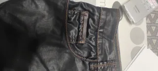 Pantalón efecto piel negro