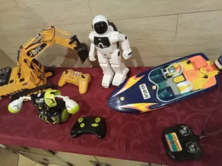 Lote Juguetes RC: Excavadora, Barco, Robot