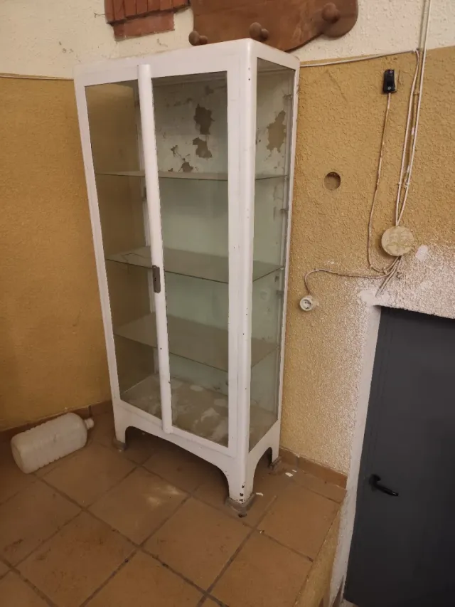 Vitrina médica de cristal y metal