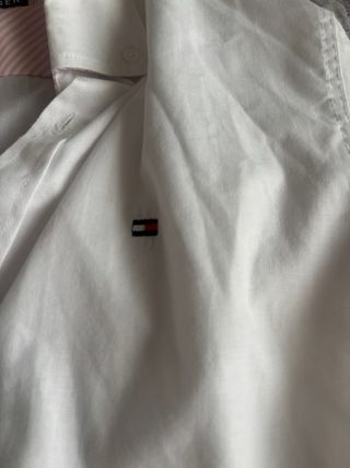 Camisa Tommy Hilfiger blanca y rosa