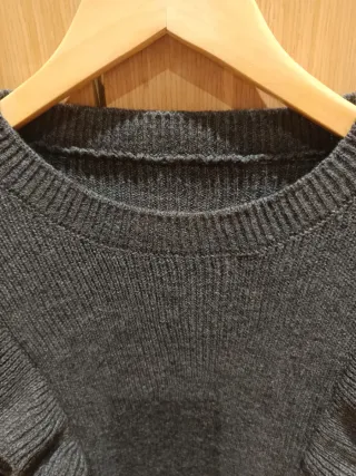 Jersey de punto gris con volantes