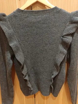 Jersey de punto gris con volantes