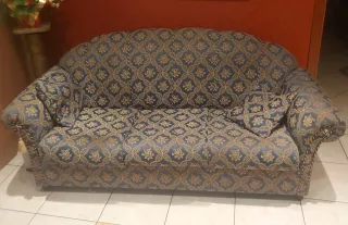 Divano blu e oro in tessuto