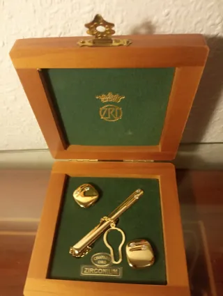 Juego de cubre botónes  pisa corbatas chapado oro.