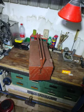 Caja de herramientas metálica roja