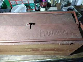 Caja de herramientas metálica roja