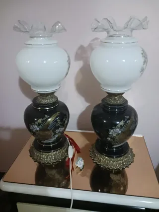 Lámparas de mesa antiguas de cerámica y metal.