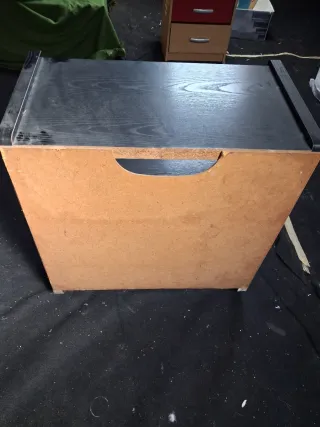 Mesa de TV de madera negra y con ruedas