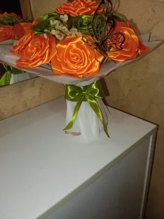 Ramo de rosas de tela naranja y verde