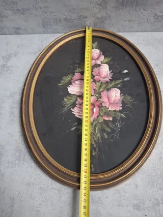 Pintura de flores rosas en marco ovalado