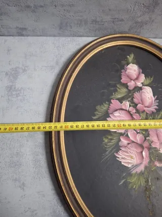 Pintura de flores rosas en marco ovalado