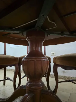 Mesa de madera extensible con 5 sillas