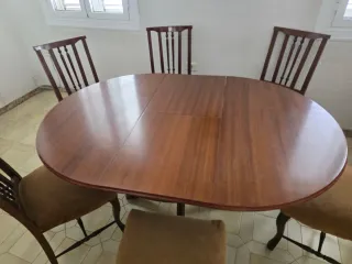 Mesa de madera extensible con 5 sillas