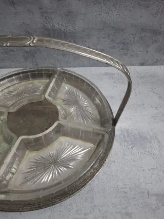 Bandeja metálica con compartimentos