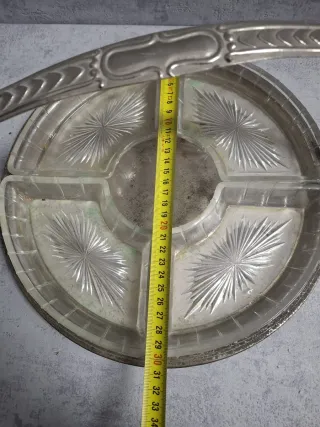 Bandeja metálica con compartimentos