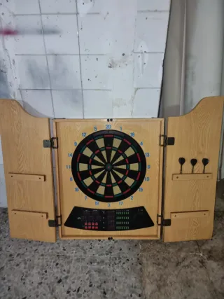 Diana de dardos con caja y dardos