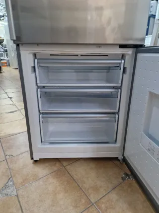 Nevera Marca Bosch altura 2 metro ancho 70cm.