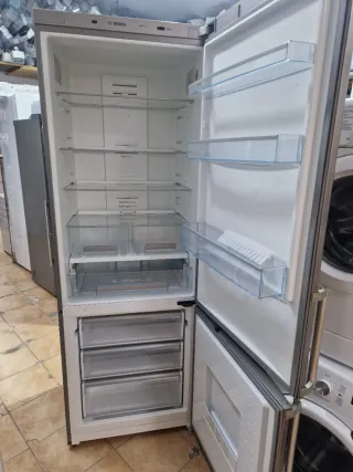 Nevera Marca Bosch altura 2 metro ancho 70cm.