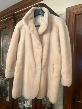 Abrigo beige de pelo sintético