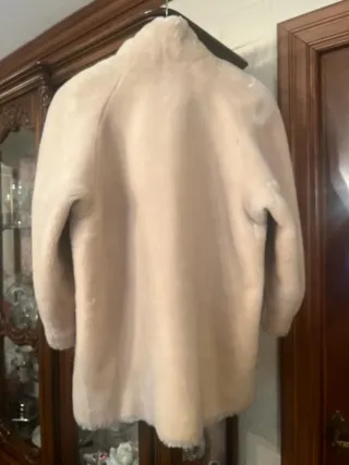 Abrigo beige de pelo sintético