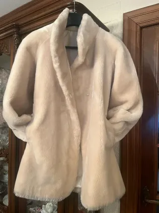 Abrigo beige de pelo sintético