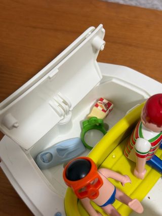 Barco de juguete con figuras