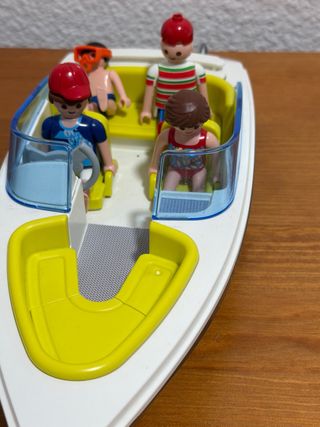 Barco de juguete con figuras