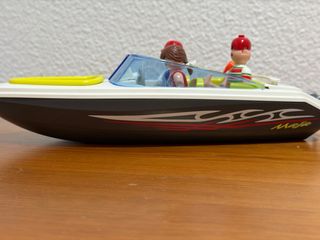 Barco de juguete con figuras