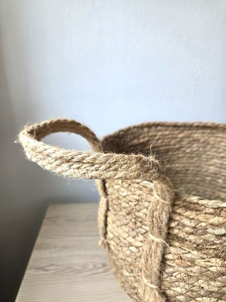 Cesta decorativa de yute y mimbre