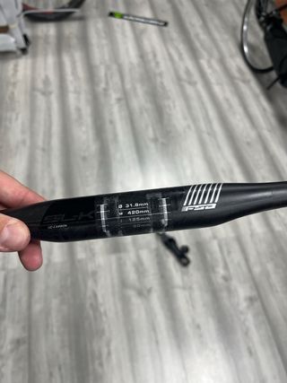 Manillar FSA SL-K Carbono 420mm cableado interno.