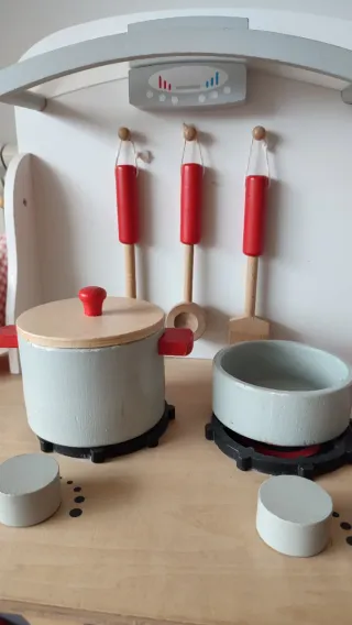 Cocinita de madera con accesorios
