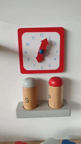 Cocinita de madera con accesorios