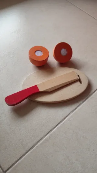 Cocinita de madera con accesorios