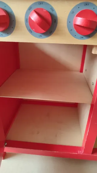 Cocinita de madera con accesorios